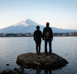 giappone coppia guarda il monte fuji