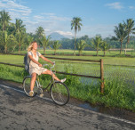 indonesia ragazza felice in bicicletta