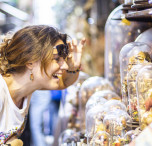 italia ragazza guarda presepi