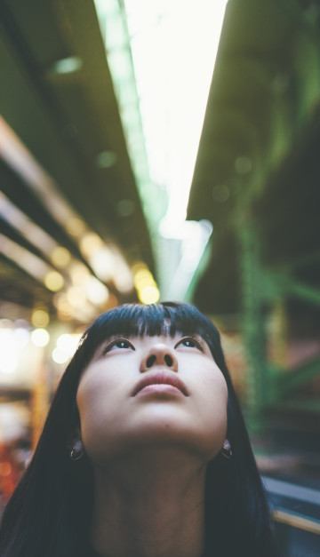 giappone ragazza guarda in alto