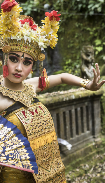 indonesia donna in abiti tradizionali