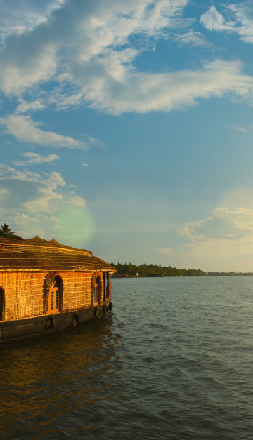 india lago al tramonto