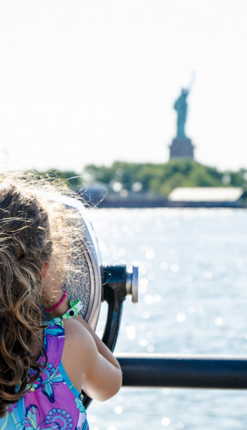 New York bambina e statua della libertà