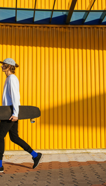 new york ragazzo con skateboard