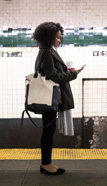 stati uniti donna aspetta la metro