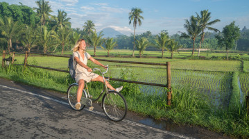 indonesia ragazza felice in bicicletta
