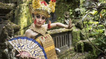 indonesia donna in abiti tradizionali