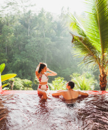 indonesia coppia in piscina