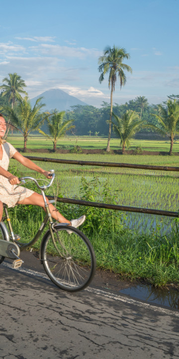 indonesia ragazza felice in bicicletta