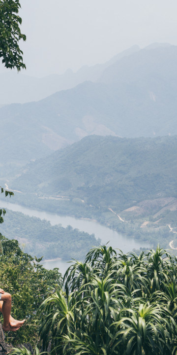 laos uomo sulla valle