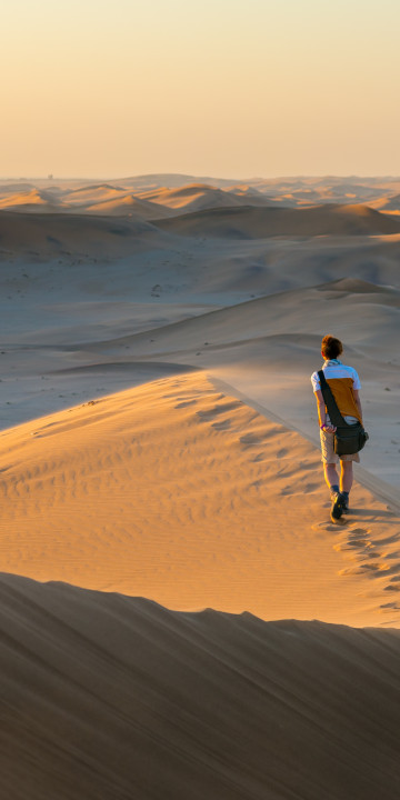 Camminando sulle dune di sabbia, Namibia, Africa 