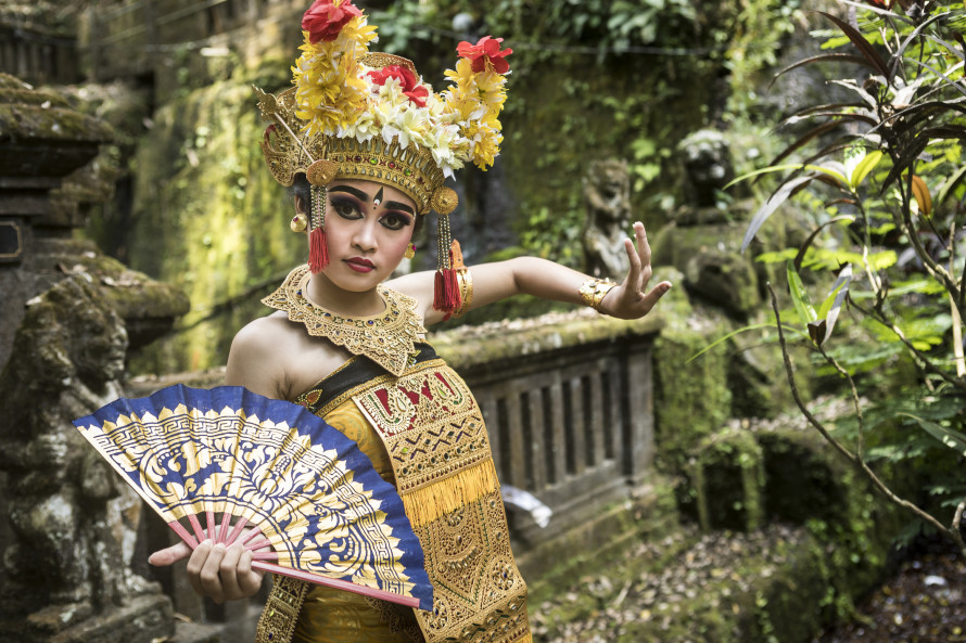 indonesia donna in abiti tradizionali